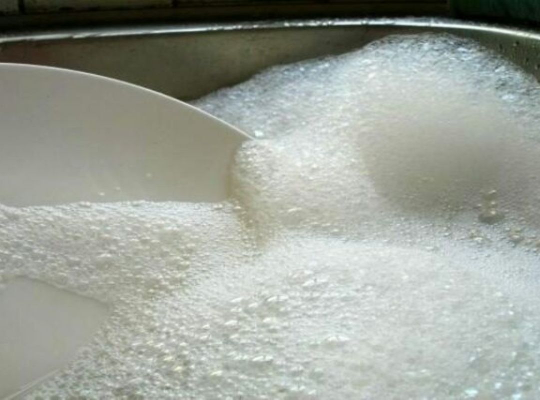 Bọt xà phòng hình thành khi surfactant bao bọc các giọt nước tạo thành bong bóng