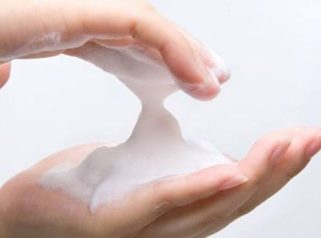 Chất tạo bọt giảm sức căng bề mặt giúp nước thẩm thấu và làm sạch sâu hơn
