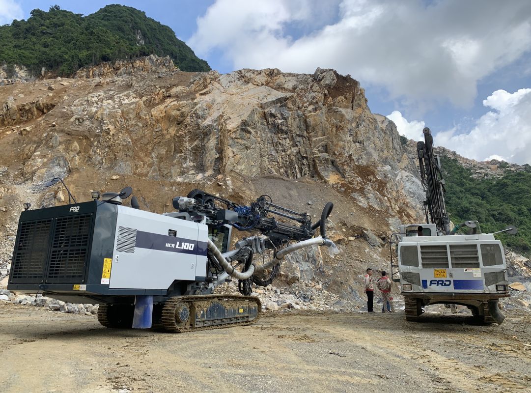 Xe chuyên dụng hỗ trợ phá đá trên địa hình núi cao