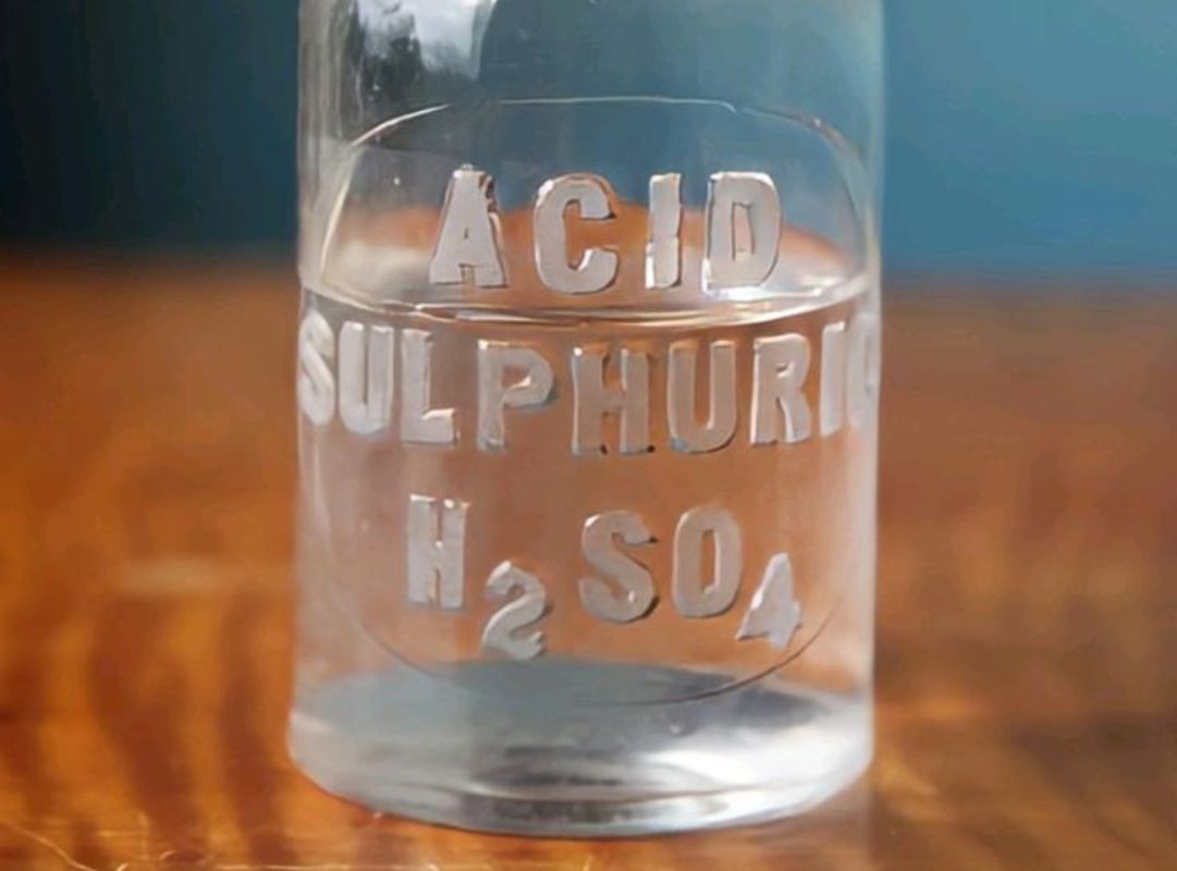 Axit Sunfuric H2SO4 đặc nóng phá hủy mô và vật liệu rất nhanh
