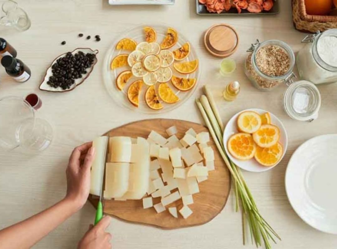 Cắt bánh xà phòng làm bằng naoh và bảo quản nơi khô thoáng