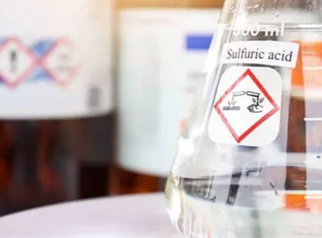 Chuẩn bị đầy đủ dụng cụ bảo hộ trước khi pha loãng H2SO4