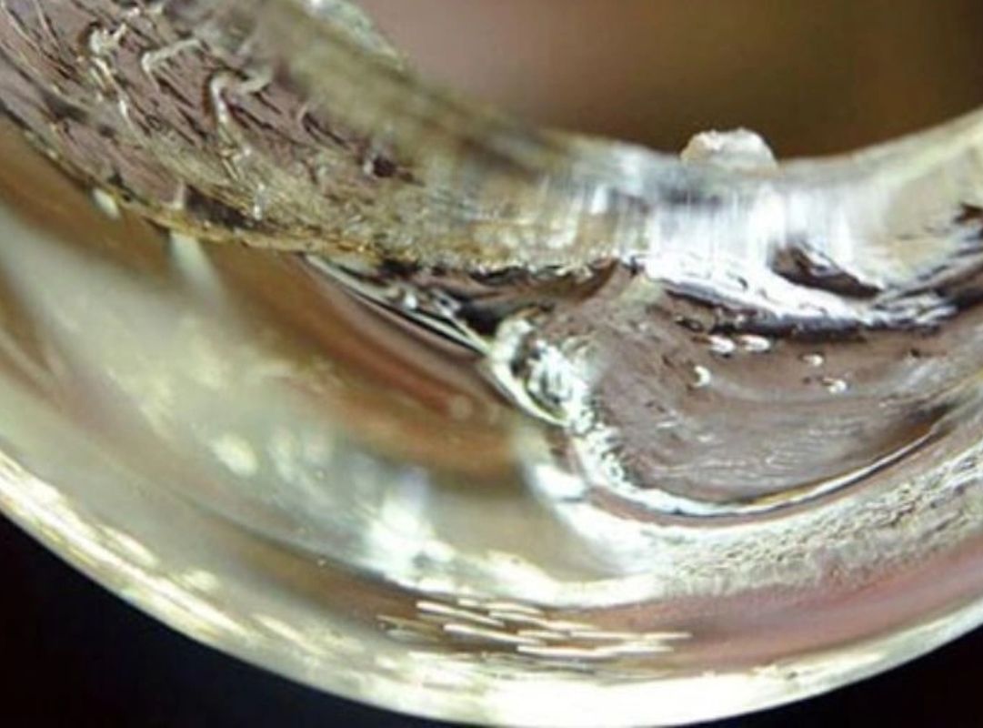 Hóa chất ăn mòn thủy tinh gây hư hại nghiêm trọng dụng cụ phòng thí nghiệm