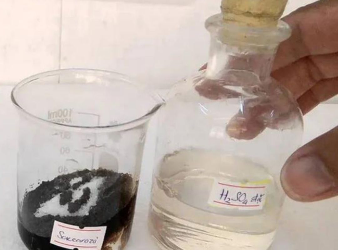 Khuấy nhẹ và đều tay khi pha loãng axit sunfuric