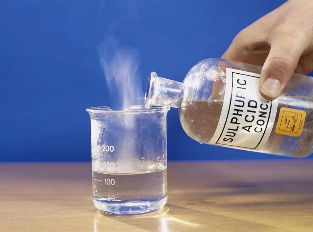 Luôn rót axit vào nước để tránh phản ứng nguy hiểm