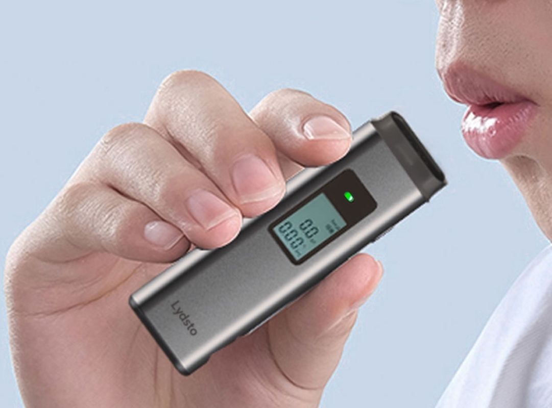 Máy đo nồng độ cồn hiện số đo để minh họa mức độ cồn trong cơ thể