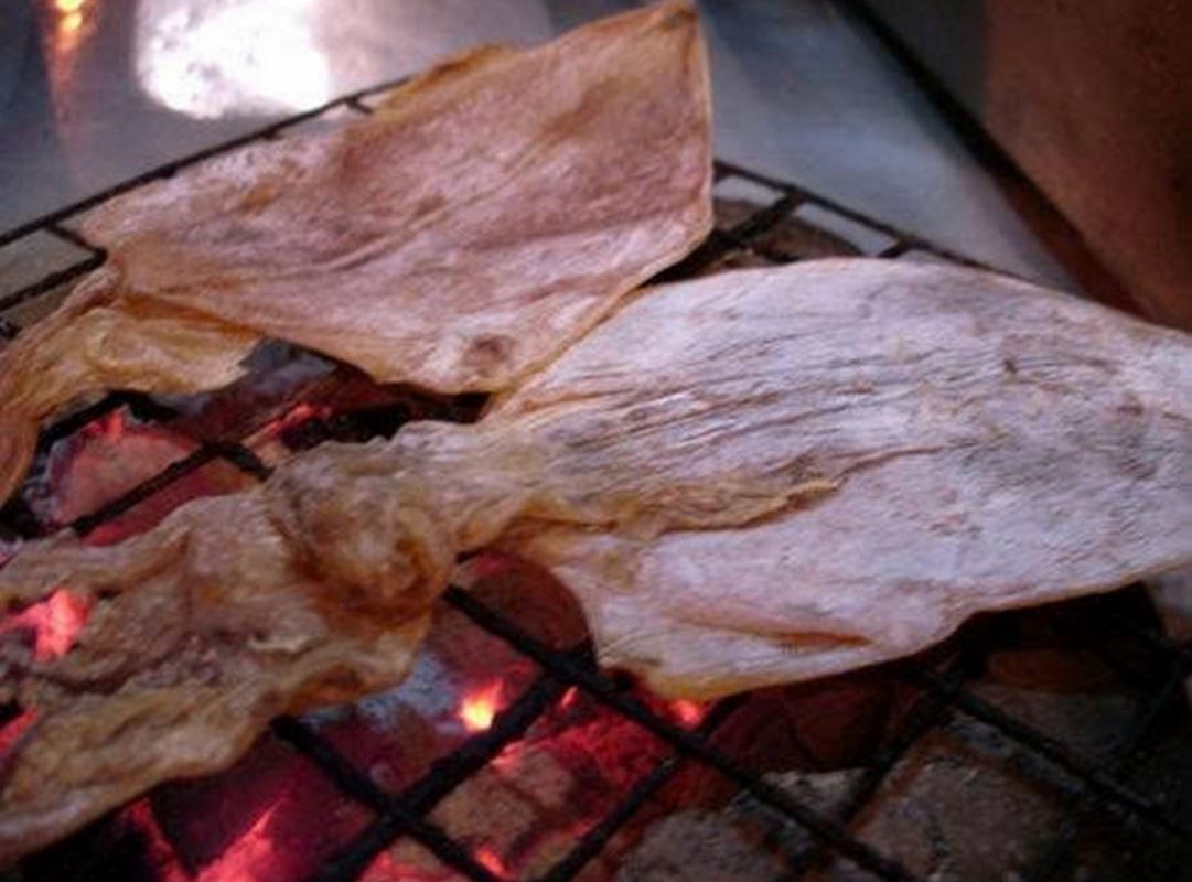 Mực nướng cồn ethanol có màu vàng đều, thịt dai giòn và giữ được độ ngọt tự nhiên