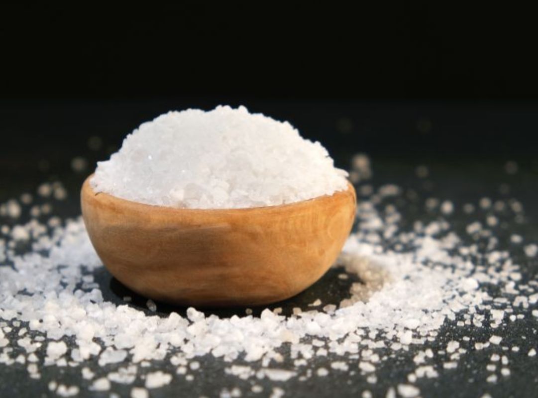 Natri Hydroxit NaOH kiềm mạnh ăn mòn nhôm và gây bỏng nặng