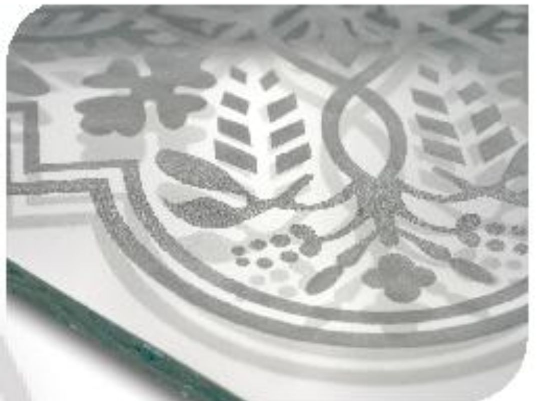 Tiếp xúc thủy tinh với axit mạnh có thể làm mờ và phá hủy bề mặt