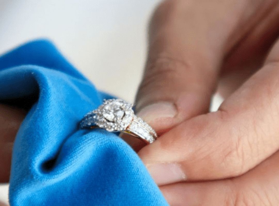 Bí quyết lau bằng khăn chuyên dụng giúp trang sức bạc luôn sáng như mới