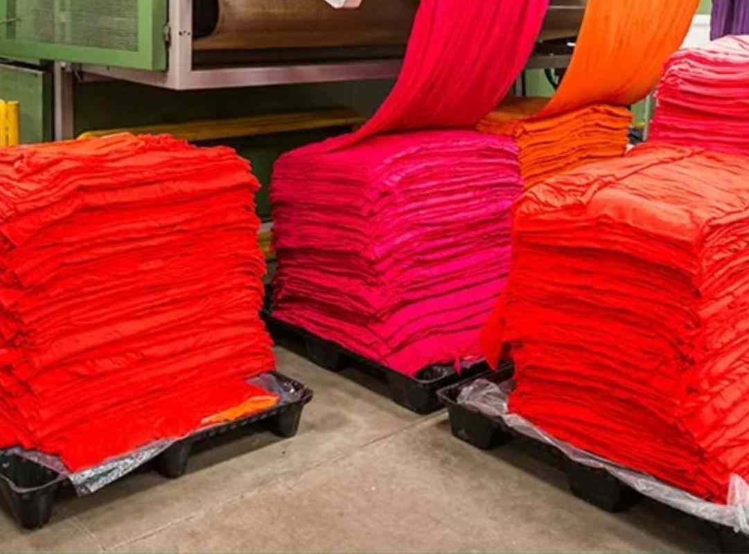 Hóa chất cố định màu giúp giữ màu vải bền lâu sau quá trình nhuộm