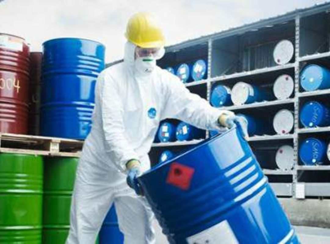 Hóa chất công nghiệp được sử dụng rộng rãi trong nhiều ngành sản xuất hiện nay