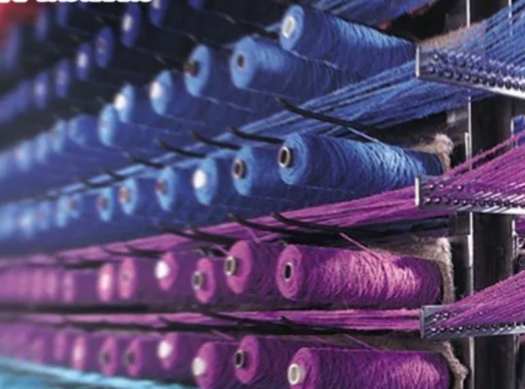 Hóa chất hỗ trợ nhuộm giúp màu vải lên đều, đẹp và bám chắc hơn