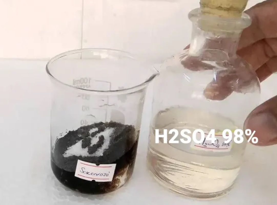 Hóa chất khử trùng giúp tiêu diệt vi khuẩn, đảm bảo nguồn nước an toàn