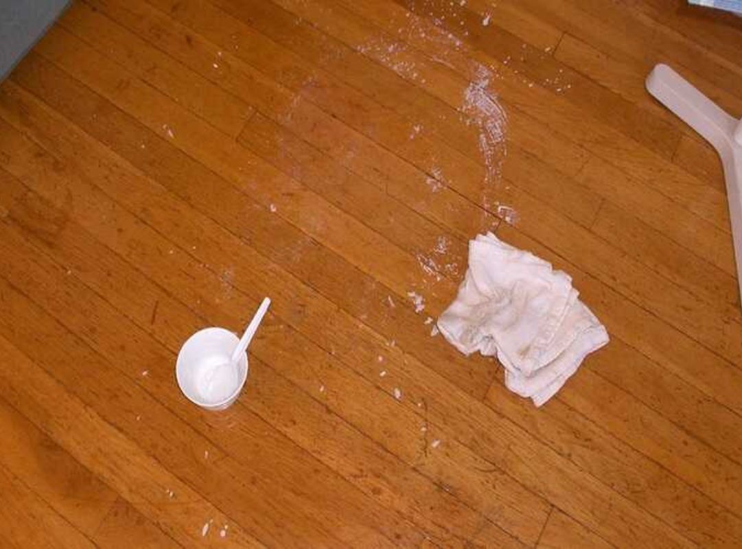 Hướng dẫn làm sạch sơn tường rơi xuống nền gạch