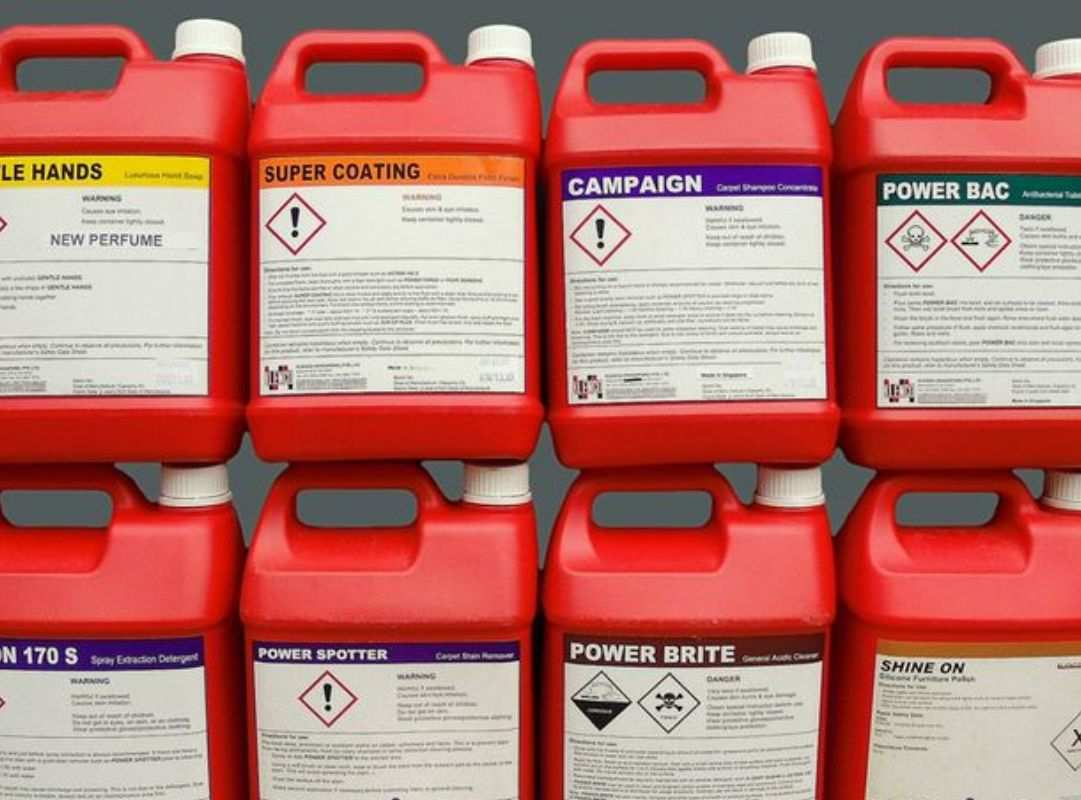 Lựa chọn hóa chất tẩy rửa chất lượng giúp bảo vệ thiết bị và môi trường sản xuất