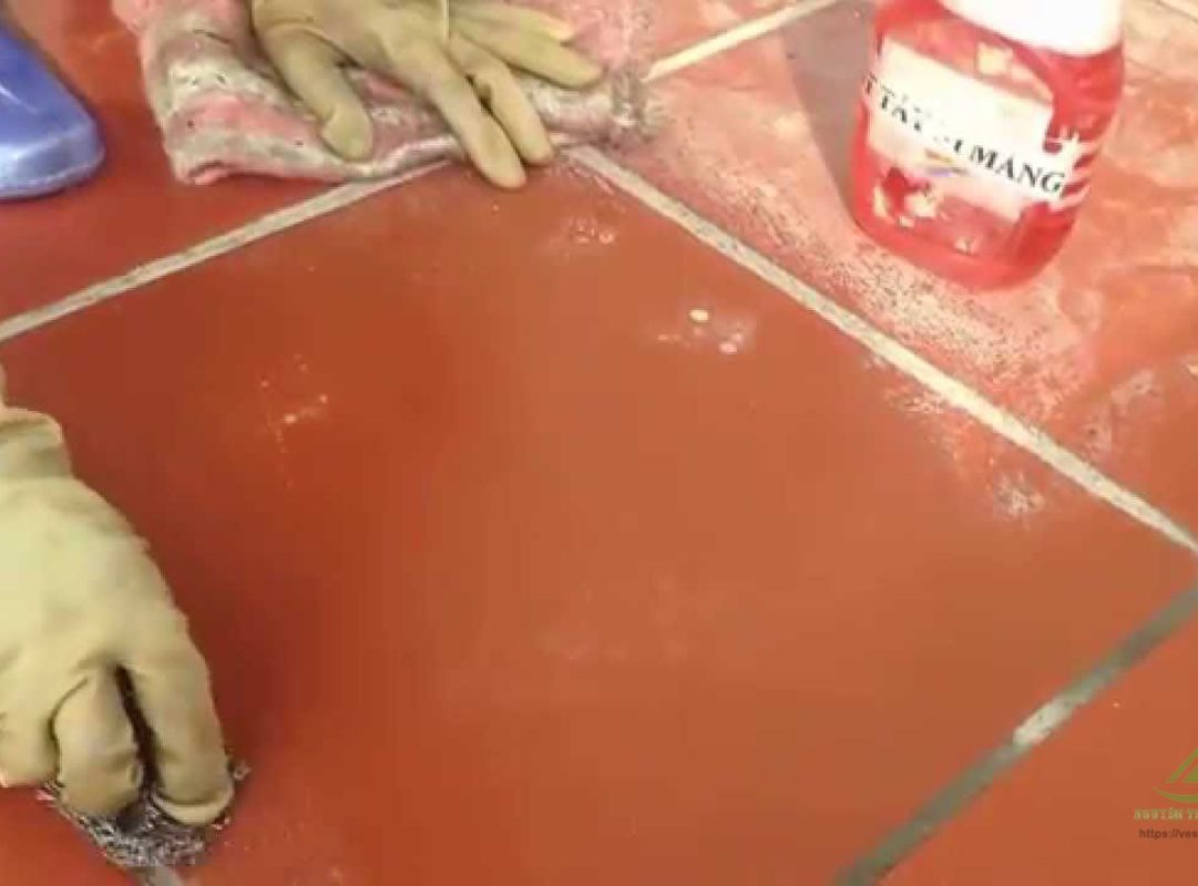 Mẹo xử lý vết sơn nước dính trên nền gạch