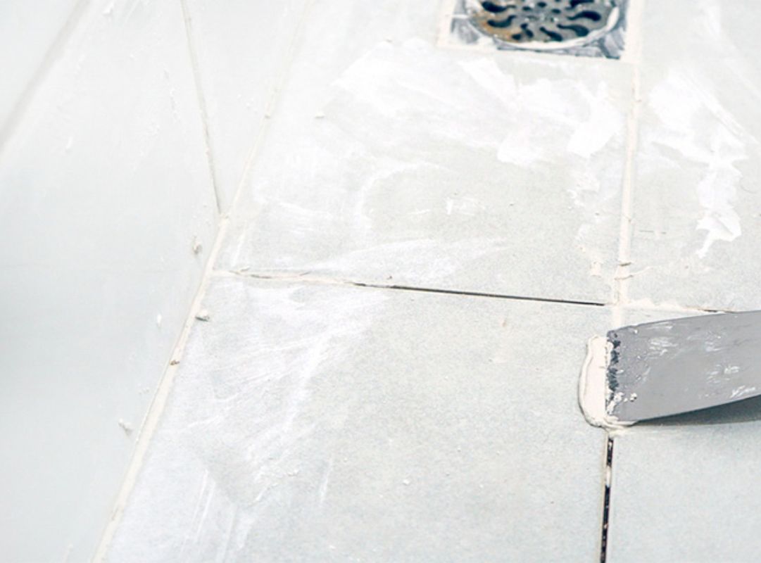 Tẩy vết sơn đúng cách tránh trầy xước gạch