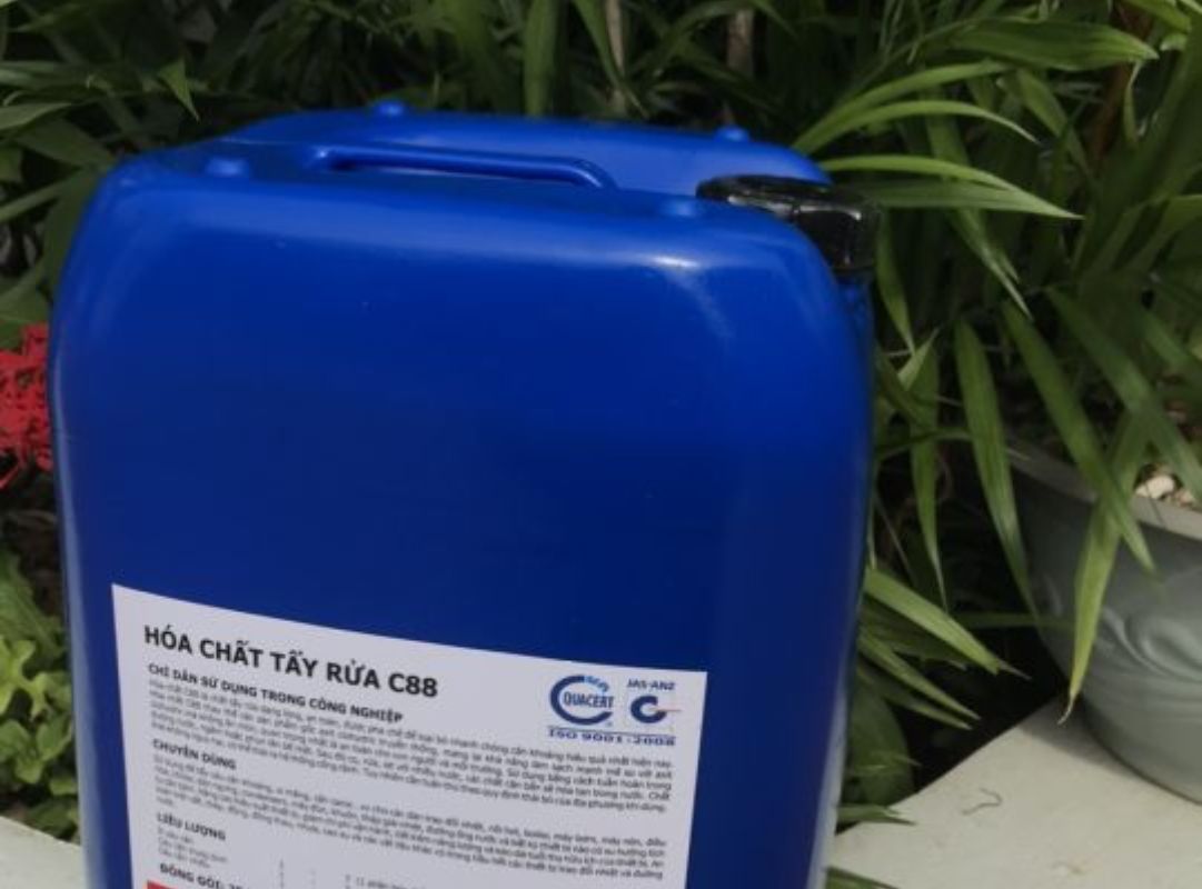 Giữ nước bể bơi trong sạch hạn chế bám cặn trên thành và đáy