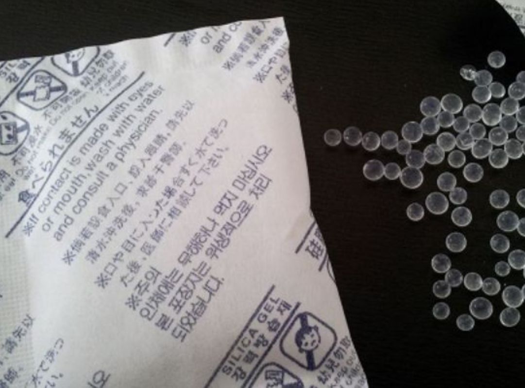 Hạt chống ẩm silica gel không ăn được có thể gây kích ứng tiêu hóa