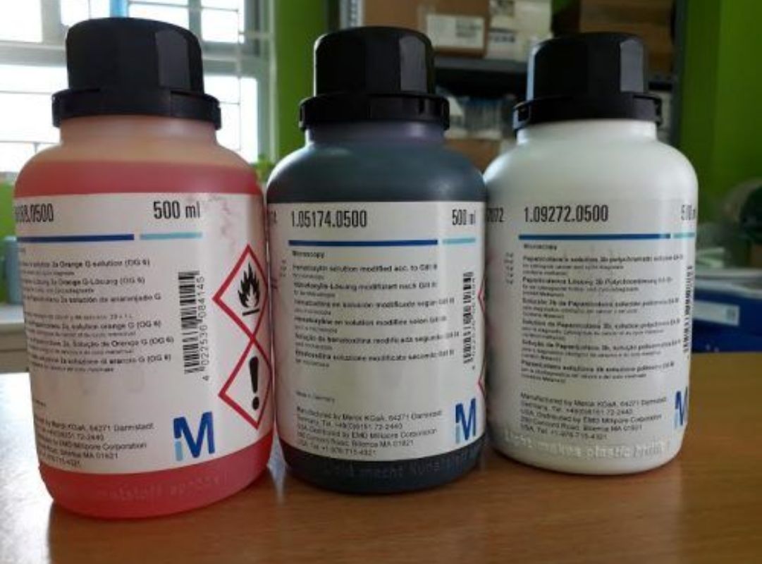 Hóa chất nhuộm giúp lớp màu bám chắc và không bị bong tróc