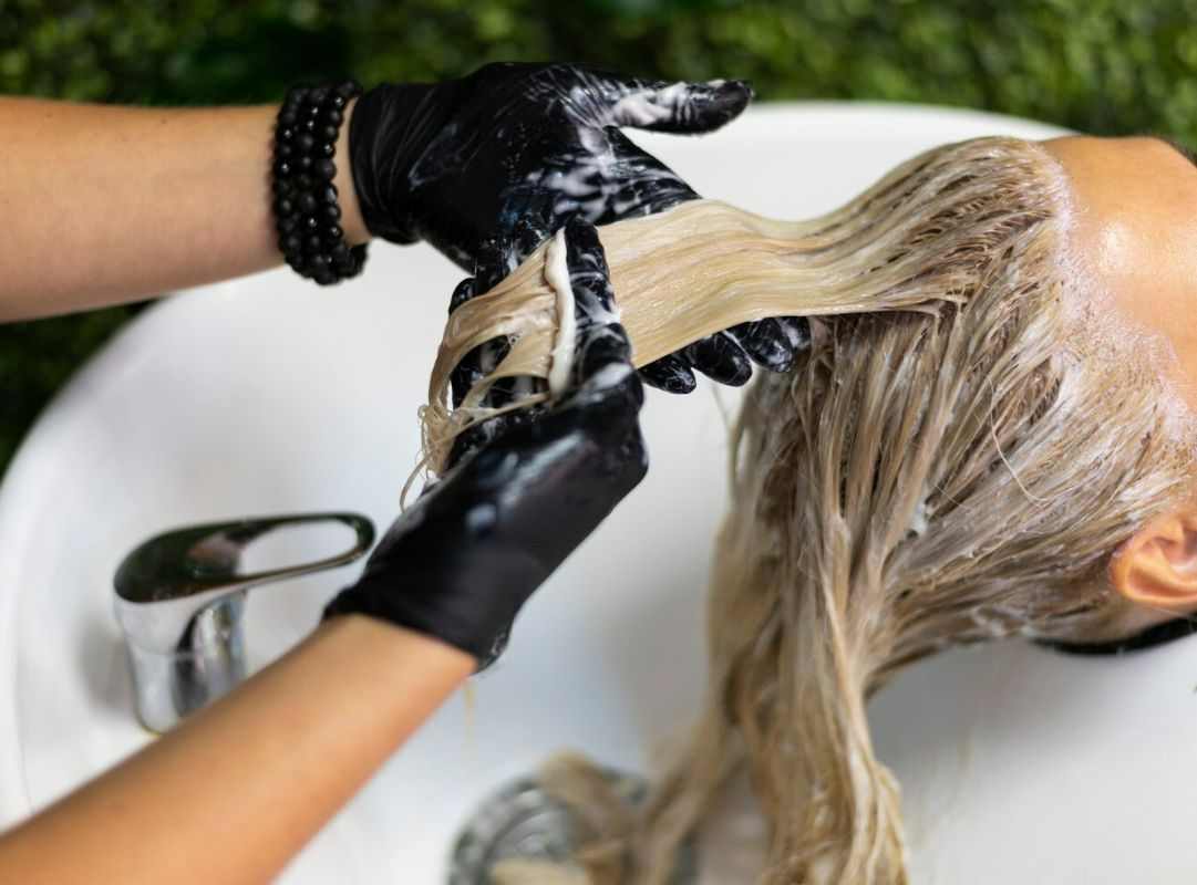 Hóa chất nhuộm tóc cần sử dụng đúng cách để tránh hư tổn tóc