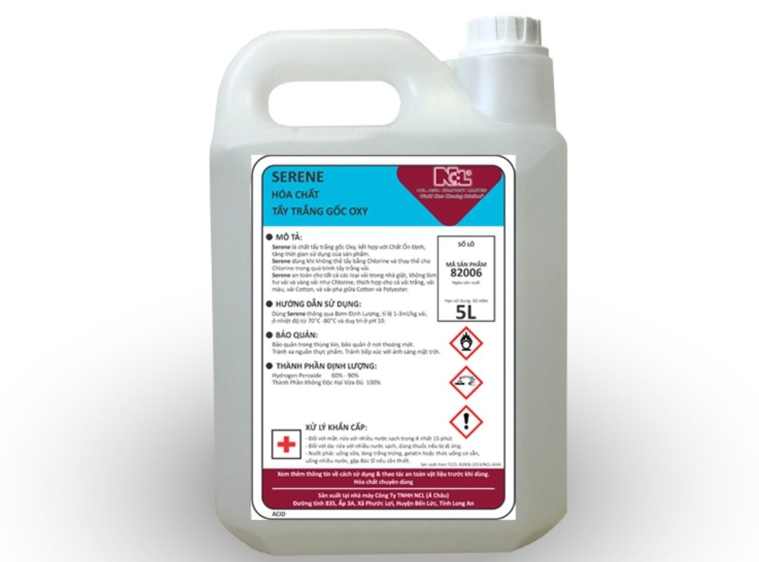 Hóa chất tẩy trắng giúp khử màu ố vàng và làm mới quần áo