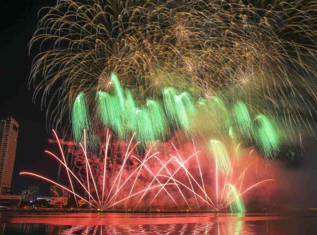 Màu sắc khác nhau tạo nên hiệu ứng đa dạng trong trình diễn pháo hoa