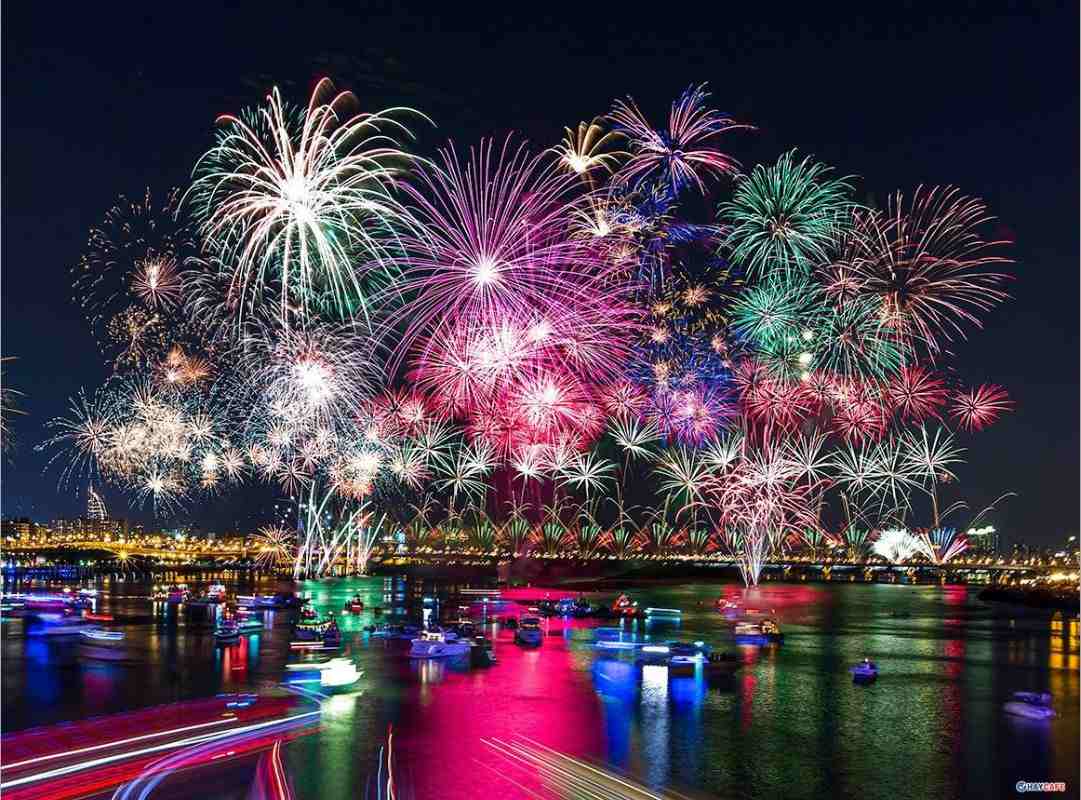 Sự kết hợp hóa chất giúp tạo hiệu ứng màu sắc độc đáo cho pháo hoa